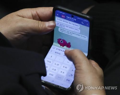 Rep. Kweon Seong-dong, acting chair and floor leader of the People Power Party, sends a text message during an interpellation session at the National Assembly in Seoul on July 26, 2022. (Pool photo) (Yonhap)