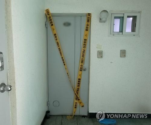 A police line covers the entrance to an apartment in Suwon, 34 kilometers south of Seoul, on Aug. 23, 2022, where a 60-something mother and her two daughters in their 40s were found dead two days earlier in apparent suicides due to economic difficulties and diseases. (Yonhap)