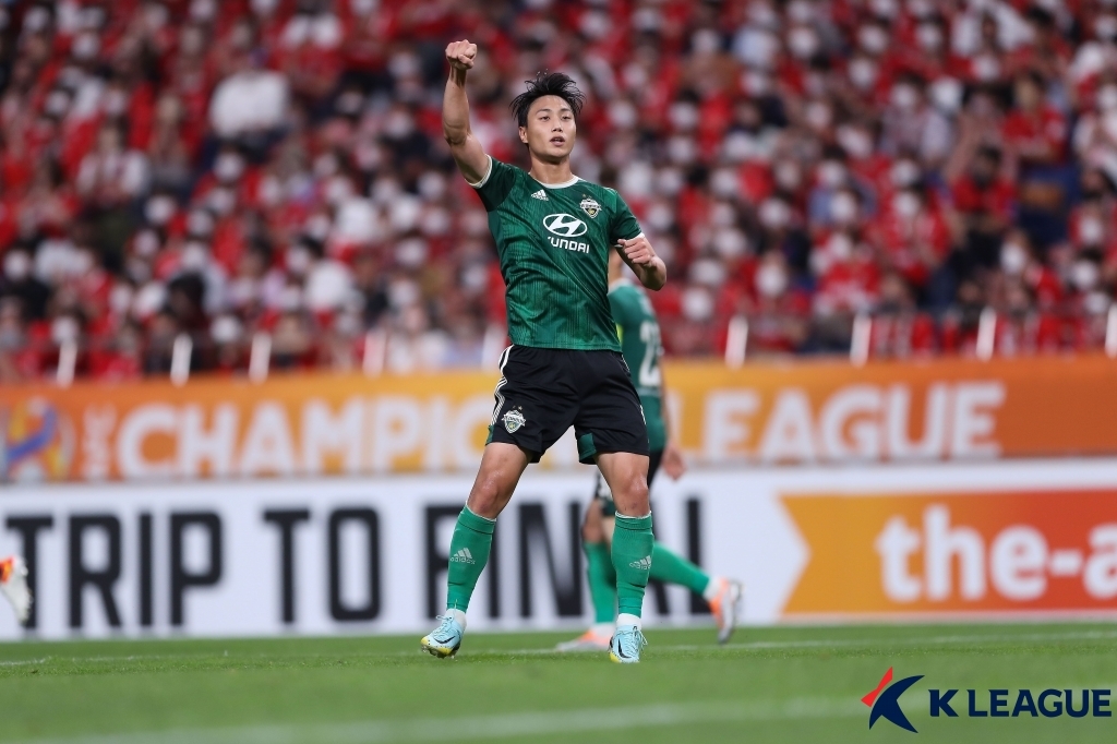 Paik Seung-ho of Jeonbuk Hyundai Motors celebrates after converting a penalty against Urawa Red Diamonds during the semifinals of the Asian Football Confederation Champions League at Saitama Stadium 2002 in Saitama, Japan, on Aug. 25, 2022, in this photo provided by the Korea Professional Football League. (PHOTO NOT FOR SALE) (Yonhap)