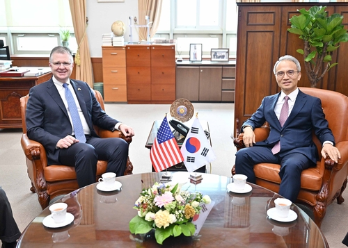 Yeo Seung-bae (R), South Korea's Deputy Foreign Minister for Political Affairs, and Daniel Kritenbrink, the U.S. assistant secretary of state for East Asian and Pacific affairs, hold a meeting at Yeo's office on Aug. 26, 2022, in this photo provided by the foreign ministry building. (PHOTO NOT FOR SALE) (Yonhap)