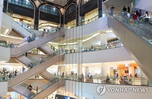 A shopping mall in Seoul is crowded, in this file photo taken Aug. 2, 2022. (Yonhap)