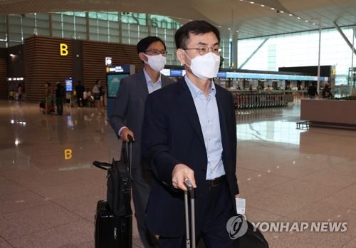 An Sung-il, head of the trade ministry's new trade order strategic bureau, arrives at Incheon International Airport, west of Seoul, on Aug. 29, 2022, to head for the United States to convey the South Korean government and businesses' concerns over the recently signed U.S. Inflation Reduction Act to the U.S. government. (Yonhap)