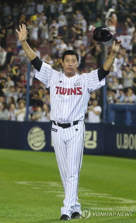 In this file photo from July 9, 2017, former LG Twins outfielder Lee Byung-kyu waves to fans during his jersey retirement ceremony at Jamsil Baseball Stadium in Seoul. (Yonhap)