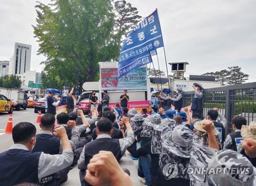 This photo provided by the labor union of Hyundai Heavy Industries Co. on Sept. 8, 2022, shows unionists of HD Hyundai's three shipyard units holding a rally to demand the start of this year's wage talks in front of the group's office in Seoul on July 18. (PHOTO NOT FOR SALE) (Yonhap)