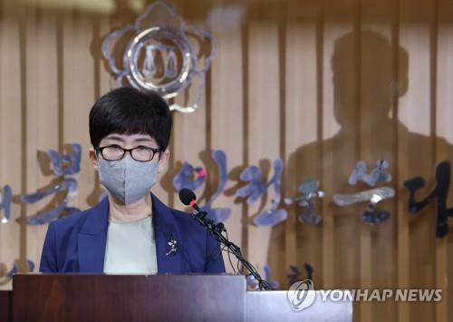 Special prosecutor Ahn Mi-young announces the result of her team's probe into the suicide of a sexually abused Air Force servicewoman during a press conference in Seoul on Sept. 13, 2022. (Yonhap)