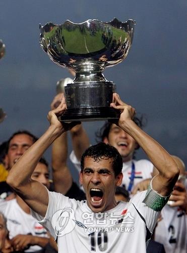 In this EPA file photo from July 29, 2007, Iraq captain Younis Mahmoud raises the championship trophy after Iraq's 1-0 victory over Saudi Arabia in the final of the Asian Football Confederation Asian Cup at Gelora Bung Karno Stadium in Jakarta. (Yonhap)
