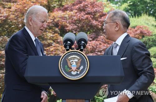 This file photo, taken May 22, 2022, shows U.S. President Joe Biden (R) shaking hands with Hyundai Motor Group Chairman Euisun Chung after a speech on the South Korean carmaker's investment plan in the United States. (Yonhap)