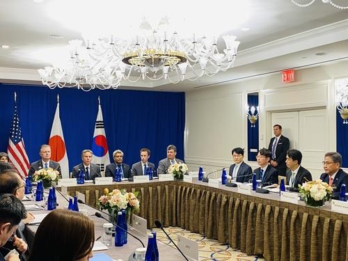South Korean Foreign Minister Park Jin (R) is holding a trilateral meeting with U.S. Secretary of State Antony Blinken and Japanese Foreign Minister Hayashi Yoshimasa on the sidelines of the U.N. General Assembly in New York on Sept. 22, 2022. (Yonhap)