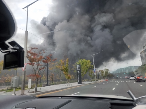 This photo provided by a reader shows a fire at Hyundai Premium Outlet in Daejeon, 160 kilometers south of Seoul, on Sept. 26, 2022. (PHOTO NOT FOR SALE) (Yonhap)