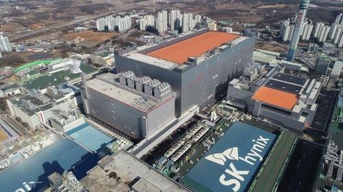 (3rd LD) SK hynix reports 60 pct drop in Q3 profit, cuts 2023 investment by half amid chip downturn