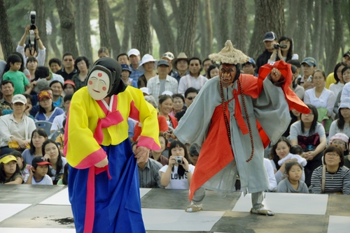 This undated photo provided by the Cultural Heritage Administration shows dancers performing a traditional Korean mask dance. (PHOTO NOT FOR SALE) (Yonhap) 