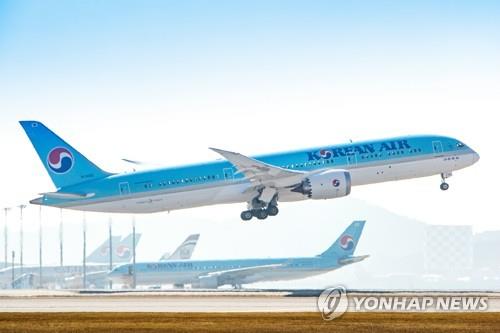 This photo taken on July 29, 2022, and provided by Korean Air shows a B787-9 jet taking off from Incheon International Airport in Incheon, just west of Seoul, amid eased virus curbs. (PHOTO NOT FOR SALE) (Yonhap)