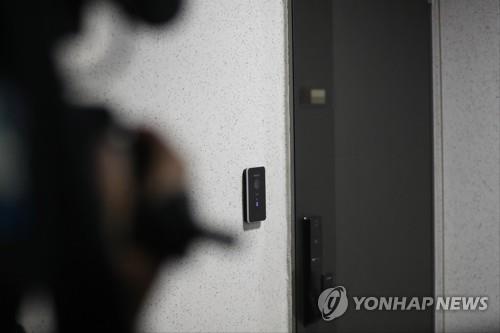 This image shows the entrance to the home of Jeong Jin-sang in Seongnam where a prosecution raid is under way on Nov. 9, 2022. (Yonhap)