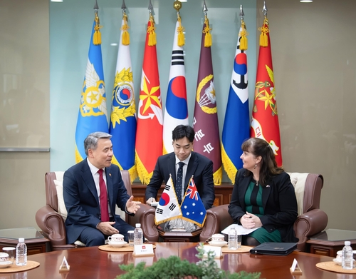 South Korean Defense Minister Lee Jong-sup (L) meets with Australian Ambassador to South Korea Catherine Raper at his office in central Seoul on Nov. 16, 2022, in this photo provided by the defense ministry. (PHOTO NOT FOR SALE) (Yonhap)