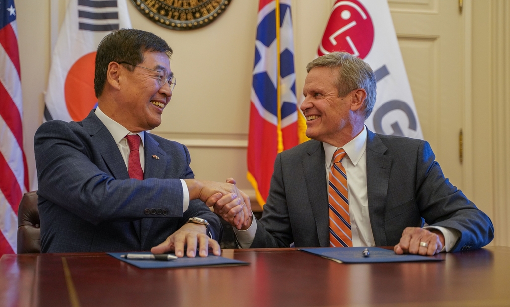 LG Chem CEO Shin Hak-cheol (L) shakes hands with Tennessee Gov. Bill Lee after signing a memorandum of understanding on building LG Chem's first U.S. cathode plant in the southeastern U.S. state, during a ceremony in Tennessee on Nov. 21, 2022, in this photo provided by LG Chem. (PHOTO NOT FOR SALE) (Yonhap) 