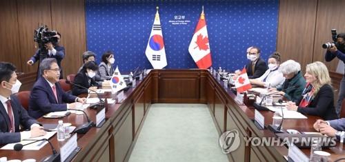 This file photo, taken on Oct. 14, 2022, shows South Korean Foreign Minister Park Jin (2nd from L) holding talks with his Canadian counterpart, Melanie Joly (R), in Seoul. (Pool photo) (Yonhap)