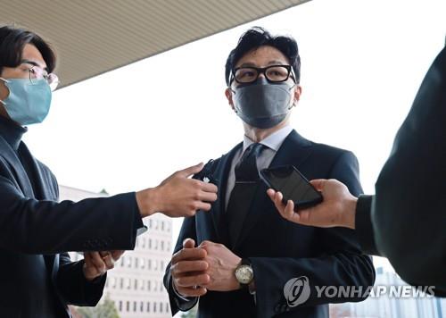 Justice Minister Han Dong-hoon speaks to reporters before entering his office in Gwacheon, south of Seoul, on Nov. 28, 2022. (Yonhap)