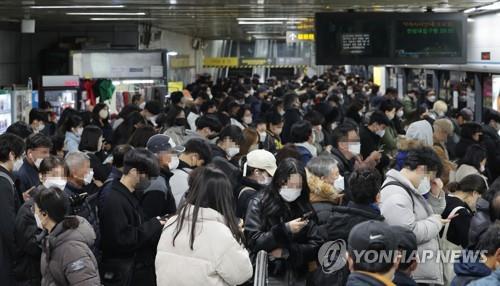 Passengers wait for a train on a heavily crowded platform at Chungmuro Station on Seoul subway Line No. 4 on Nov. 30, 2022, when unionized workers of Seoul Metro, the city-run operator of the subway system, went on strike. (Yonhap)