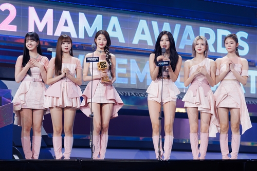 K-pop girl group Ive speaks after winning best new female artist during the second-night of the 2022 MAMA Awards on Nov. 30, 2022, in Osaka, Japan, in this photo provided by South Korea's music cable channel Mnet. (PHOTO NOT FOR SALE) (Yonhap)
