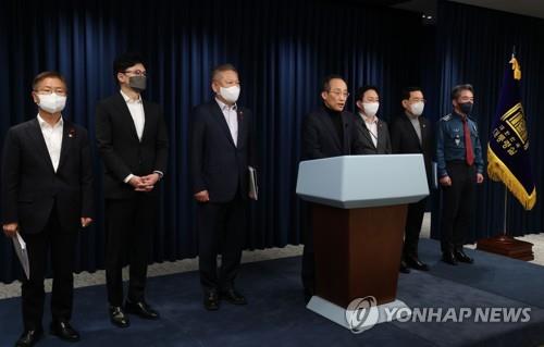 Finance Minister Choo Kyung-ho (C) and other government ministers participate in a press briefing after a government meeting at the presidential office in Seoul on Dec. 4, 2022. (Yonhap)