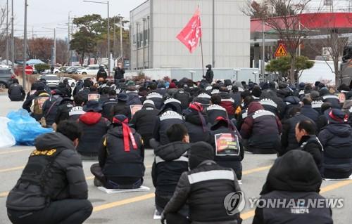 Unionized truck drivers gather at a public garage to participate in a plenary vote to decide whether to end their weekslong strike on Dec. 9, 2022. (Yonhap)