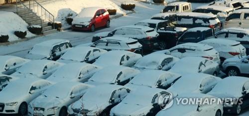 Cars are covered with snow at an apartment complex in Wonju, Gangwon Province, northeastern South Korea, on Dec. 14, 2022, after heavy snowfall overnight in the region. (Yonhap)