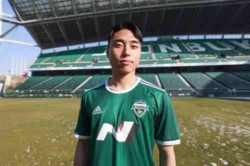 New Jeonbuk Hyundai Motors winger Lee Dong-jun poses at Jeonju World Cup Stadium in Jeonju, 200 kilometers south of Seoul, after signing with the K League 1 club on Dec. 22, 2022. Photo courtesy of Jeonbuk. (PHOTO NOT FOR SALE) (Yonhap)