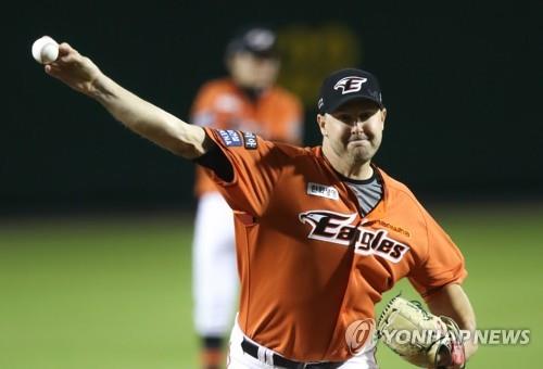 In this file photo from Oct. 23, 2020, Warwick Saupold of the Hanwha Eagles pitches against the NC Dinos during the top of the first inning of a Korea Baseball Organization regular season game at Hanwha Life Eagles Park in Daejeon, 160 kilometers south of Seoul. (Yonhap)