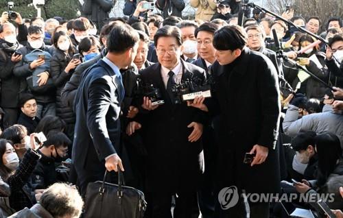 Opposition leader Lee Jae-myung (C) speaks to reporters at the Seongnam branch of the Suwon District Prosecutors Office, located just south of Seoul, on Jan. 10, 2023. (Yonhap)
