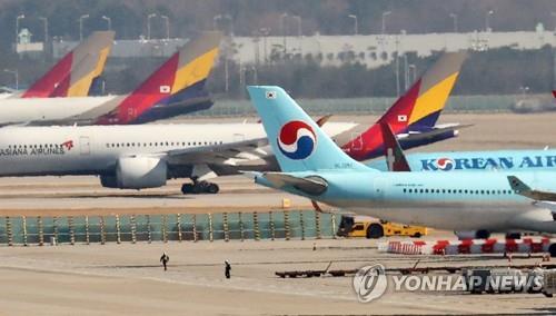 Planes of South Korea's national flag carrier Korean Air Co. and No. 2 carrier Asiana Airlines Inc. are parked at Incheon International Airport, west of Seoul, on Dec. 1, 2020. (Yonhap)