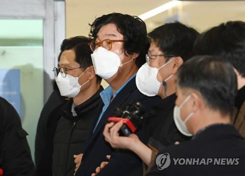 Kim Seong-tae (2nd from L), former chairman of underwear maker Ssangbangwool Group, is surrounded by prosecution investigators and reporters after arriving at Incheon International Airport, west of Seoul, from Thailand on Jan. 17, 2023. (Pool photo) (Yonhap)