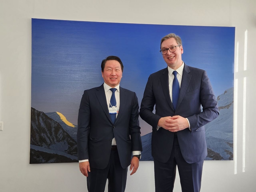 SK Group Chairman Chey Tae-won (L) poses for photo with Serbian President Aleksandar Vucic after a meeting on the sidelines of the World Economic Forum in Davos, Switzerland, on Jan. 18, 2023, in this photo provided by SK. (PHOTO NOT FOR SALE) (Yonhap)