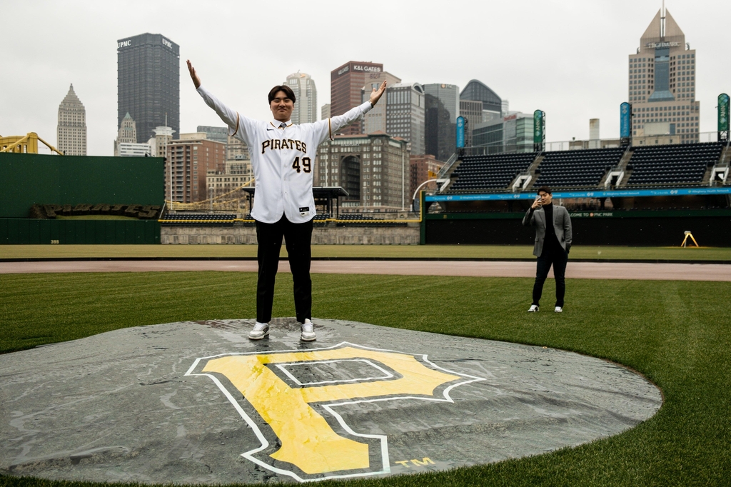 South Korean pitcher Shim Jun-seok poses on the mound at PNC Park in Pittsburgh on Jan. 26, 2023, after signing his contract with the Pittsburgh Pirates, in this photo captured from the Twitter page of the Young Bucs. (PHOTO NOT FOR SALE) (Yonhap)