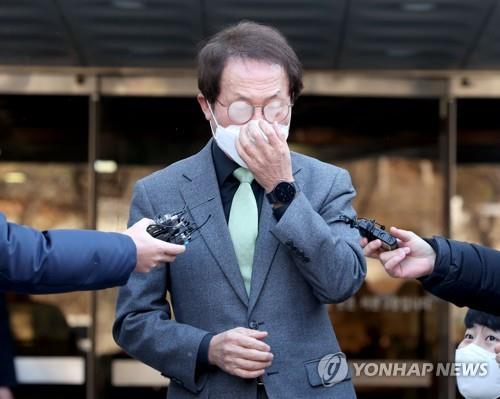 Cho Hee-yeon, superintendent of the Seoul Metropolitan Office of Education, talks to reporters at the Seoul Central District Court in Seoul on Jan. 27, 2023. (Yonhap) 
