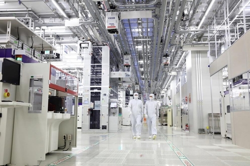 This file photo, provided by Samsung Electronics Co., shows the tech giant's new production line (P3) in Pyeongtaek, 65 kilometers south of Seoul, the largest chip manufacturing facility ever built to date by Samsung, whose production of state-of-the-art NAND flash began Sept. 7, 2022. (PHOTO NOT FOR SALE) (Yonhap)