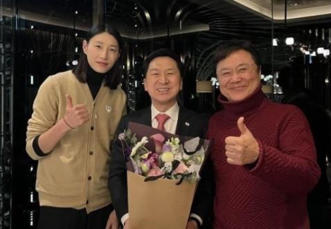 El representante Kim Gi-hyeon (C) del Partido del Poder Popular posa con el cantante de trot Nam Jin (D) y la estrella de voleibol Kim Yeon-koung en un restaurante en Seúl el 27 de enero de 2023, en esta foto capturada del Facebook del legislador. página.  (FOTO NO A LA VENTA) (Yonhap)