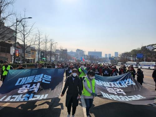 Las familias de las víctimas de la aglomeración de Itaewon y otros participantes marchan en una calle del centro de Seúl el 4 de febrero de 2023, un día antes del centésimo día del accidente.  (Yonhap)