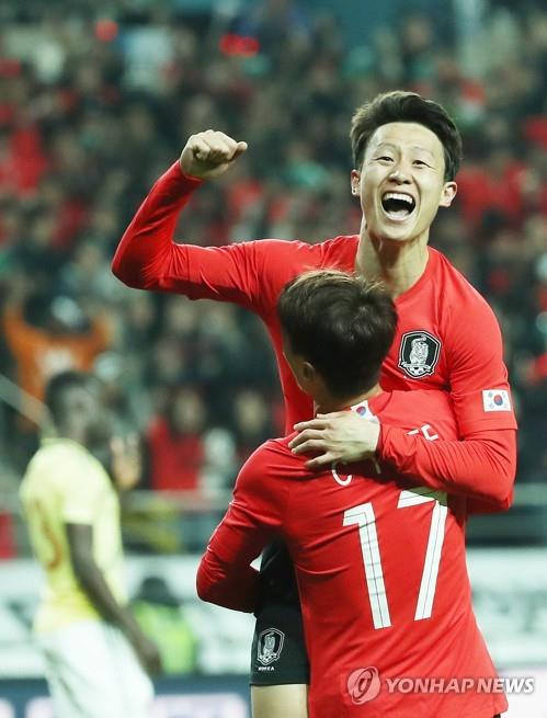 In this file photo from March 26, 2019, Lee Jae-sung of South Korea (R) celebrates his goal against Colombia with teammate Lee Chung-yong during the teams' friendly football match at Seoul World Cup Stadium in Seoul. (Yonhap)