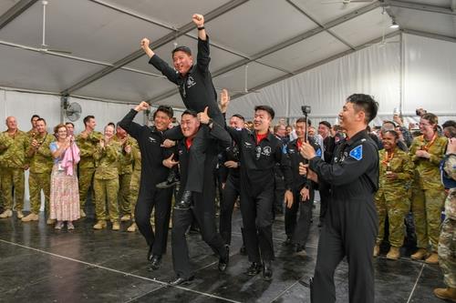 Pilots of the Black Eagles aerobatic team react after winning the Best Overall Display award at the Australian International Airshow at Avalon Airport in Geelong, near Melbourne, in this photo provided by the Air Force. (PHOTO NOT FOR SALE) (Yonhap)
