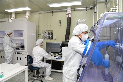 This file photo, provided by the Korea Research Institute of Standards and Science on Sept. 22, 2020, shows researchers carrying out a quality evaluation of hydrogen fluoride. (PHOTO NOT FOR SALE) (Yonhap)