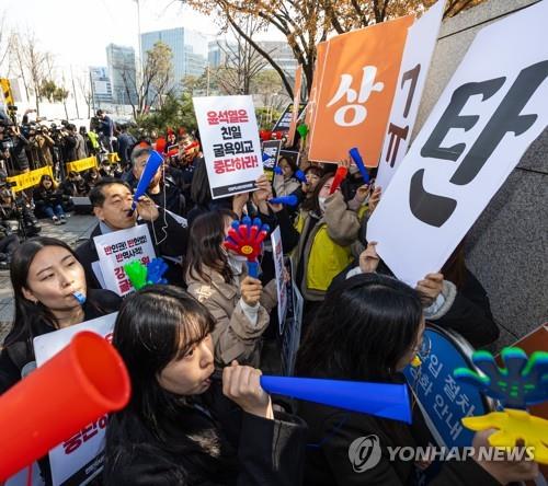 Civic groups condemn S. Korea's proposal to end forced labor dispute with Japan