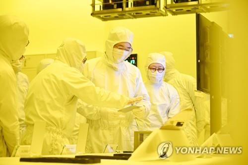 S. Korea to set up world's No. 1 semiconductor cluster in Seoul metropolitan area