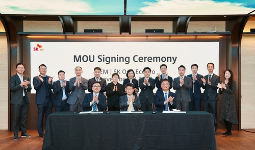 (From L to R, sitting) Jiang Miao, vice president of GEM; Shin Young-kee, vice president of SK On's battery procurement division; and Park Sang-wook, vice president of EcoPro, as well as other officials, pose for a photo during a signing ceremony for the initial agreement on building a nickel production facility in Indonesia on Nov. 24, 2022, in this file photo provided by SK On. (PHOTO NOT FOR SALE) (Yonhap)