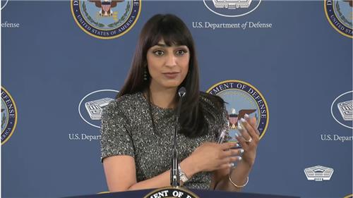 La subsecretaria de prensa del Departamento de Defensa, Sabrina Singh, habla durante una conferencia de prensa diaria en el Pentágono en Washington el 5 de abril de 2023 en esta imagen capturada.  (Yonhap)