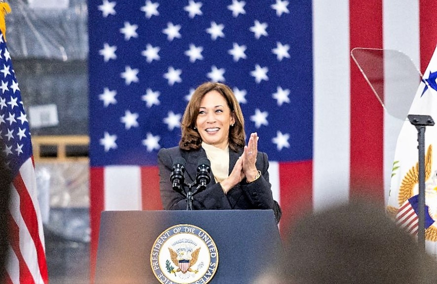 U.S. Vice President Kamala Harris speaks during a tour of Hanwha Solutions Corp.'s solar panel factory in Dalton, Georgia, on April 6, 2023, in this photo provided by Hanwha. (PHOTO NOT FOR SALE) (Yonhap)
