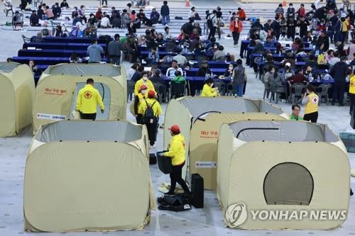 Los funcionarios de la Cruz Roja Coreana instalaron refugios de socorro en casos de desastre para las víctimas de los incendios forestales en el Gangneung Ice Arena en la ciudad costera del noreste el 11 de abril de 2023. (Yonhap)