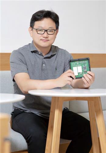 Ryoo Jihoon, founder of the South Korean startup idciti, displays a uGPS unit, in this photo provided by the company. (PHOTO NOT FOR SALE) (Yonhap)