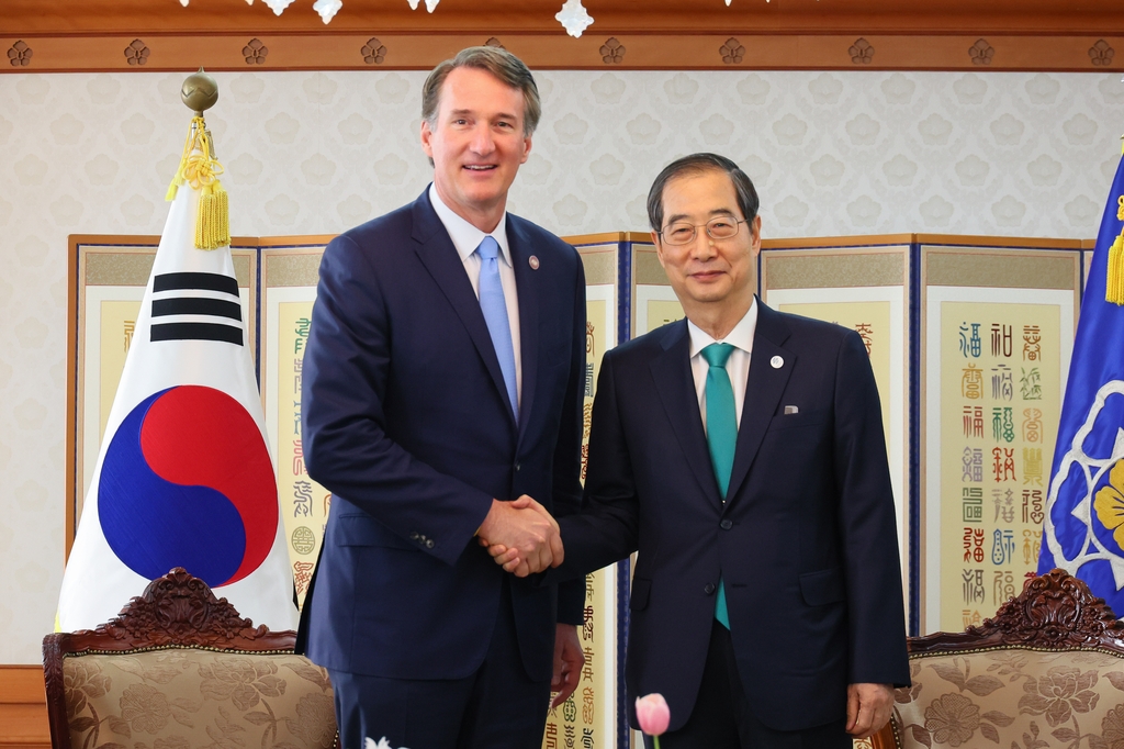 Prime Minister Han Duck-soo (R) shakes hands with Virginia Gov. Glenn Youngkin before their talks at the government complex in Seoul on April 28, 2023, in this photo provided by Han's office. (PHOTO NOT FOR SALE) (Yonhap)