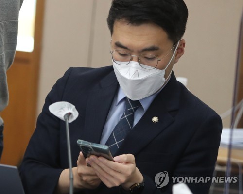 Rep. Kim Nam-kuk, a former member of the main opposition Democratic Party, checks his smartphone during a parliamentary inspection in Daejeon, 139 kilometers south of Seoul, on May 14, 2023. (Yonhap)