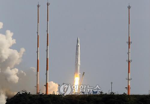 In this file photo on June 10, 2010, the Korea Space Launch Vehicle-1 (KSLV-1), called Naro, lifts off at Naro Space Center in Goheung, 328 kilometers south of Seoul. (Yonhap)
